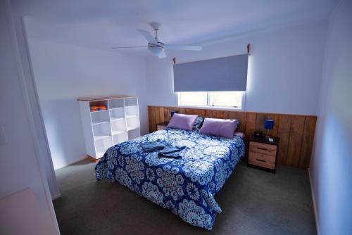 彭特派因Cadel’s Cottage的一间小卧室,配有床和窗户