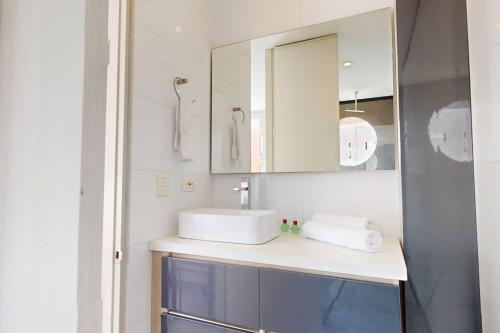 波哥大ESPECTACULAR APTO CON EXCELENTE VISTA EN CHICO的一间带水槽和镜子的浴室