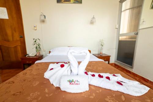 马尔多纳多港La Torre Valsai的酒店客房的床上配有2条毛巾