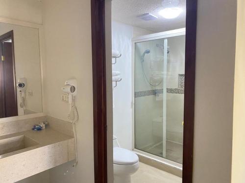 托雷翁Hotel San Ignacio Inn的带淋浴、卫生间和盥洗盆的浴室