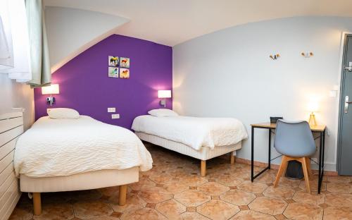 新城圣乔治Résidence Hélios Paris Orly Aéroport的紫色墙壁客房的两张床
