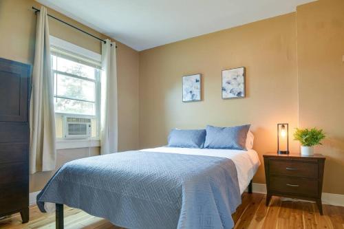 兰开斯特Cozy Retreat in Downtown Lancaster with Backyard Patio的一间卧室设有蓝色的床和窗户。