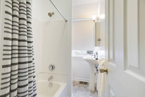 兰开斯特Cozy Retreat in Downtown Lancaster with Backyard Patio的白色的浴室设有浴缸和水槽。