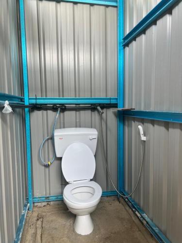 热浪岛Redang Campstay的浴室设有金属摊位的卫生间