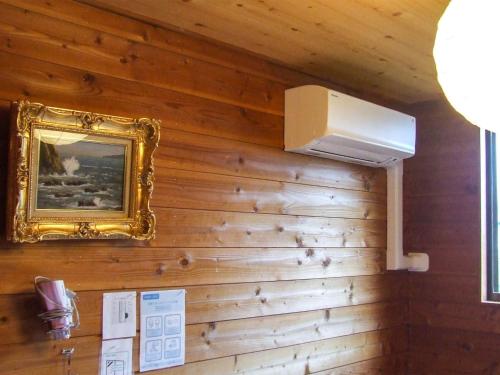 山中湖村Minamitsuru-gun - Hotel / Vacation STAY 45535的一面木墙,一面镜子,一面画