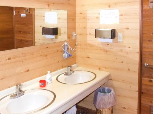 山中湖村Minamitsuru-gun - Hotel / Vacation STAY 45535的浴室设有2个水槽和镜子