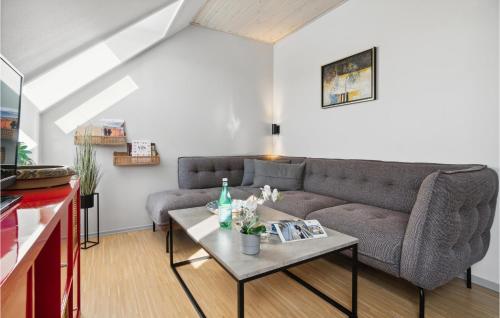 古兹耶姆Stunning Apartment In Gudhjem With Wifi的客厅配有沙发和桌子
