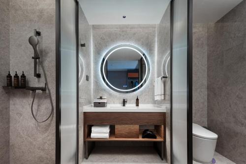 杭州杭州萧山国际机场逸扉酒的一间带水槽和镜子的浴室
