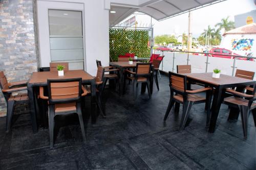 库库塔Hotel B`Quin Plaza Cúcuta的餐厅里一排桌椅