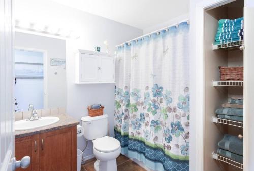 彭蒂克顿Sunshine & Sand Villa near Beach的一间带卫生间和淋浴帘的浴室