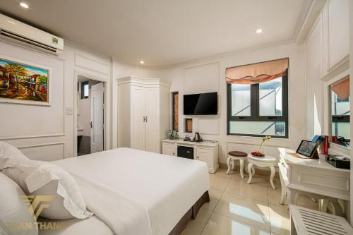 Trương LâmToàn Thắng Hotel - 423 Ngô Gia Tự, Long Biên - by Bay Luxury的白色卧室配有床和书桌