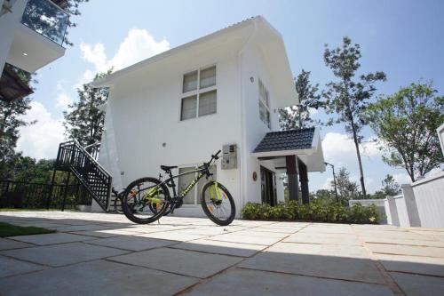 维特利Pabis luxurious stay的停在白色房子前面的自行车