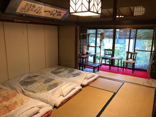 岛田Kappo Ryokan Uoichi的一间位于客房角落的带一张床的房间