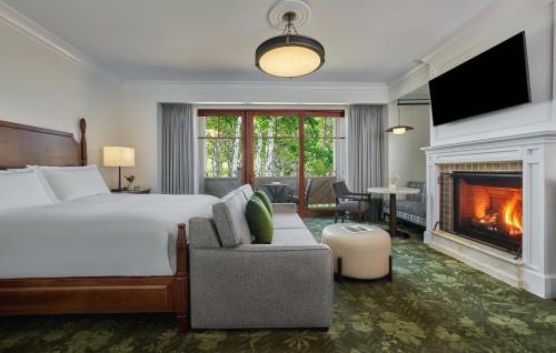 帕克城蒙太奇鹿谷酒店的酒店客房配有一张床和一个壁炉。