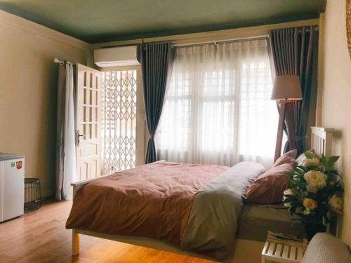 胡志明市65F4 - Sweetheart in Saigon的一间卧室设有一张大床和一个窗户。