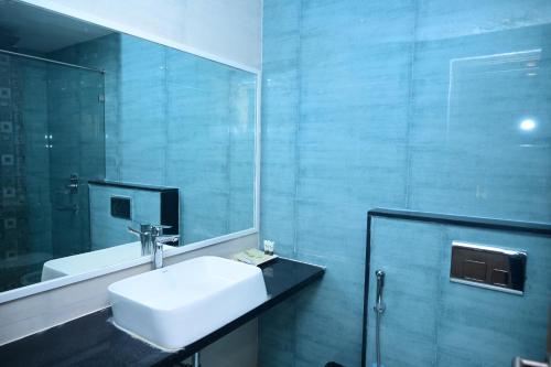 普里Pipul Ocean View Resort的浴室设有白色水槽和镜子