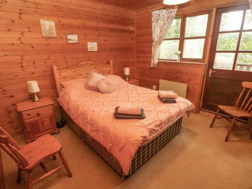 MydrimAcorn Lodge的小木屋内一间卧室,配有一张床