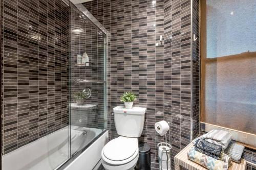 纽约Perfect Chic Apartment in Upper West of NYC!的浴室配有卫生间、淋浴和浴缸。