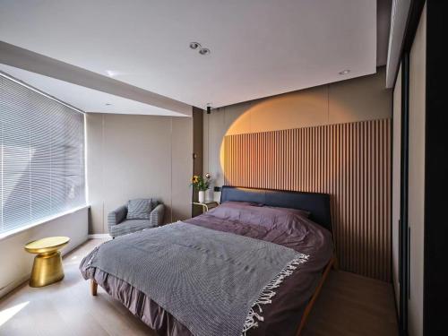 上海大同公寓的卧室配有床、椅子和窗户。