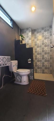甲米镇班比达旅馆的浴室配有卫生间、盥洗盆和淋浴。