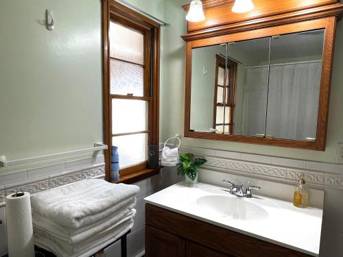 布法罗Entire Home in Buffalo - 6 Guests 3 Bedroom 1 Bath - Convenient Location 7 mins from Airport的一间带水槽和镜子的浴室