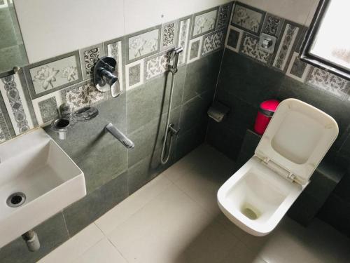 孟买Hotel KF Residency的一间带水槽和卫生间的小浴室