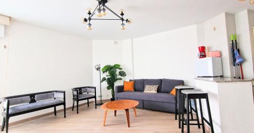桑亨霍SANXENXO , apartamento nuevo 300 mts playa Silgar的客厅配有沙发和桌子