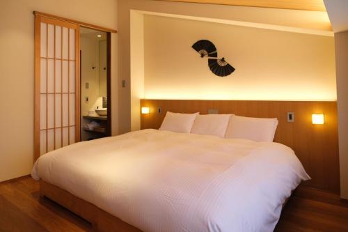 京都Gion Misen的卧室配有一张白色大床和镜子
