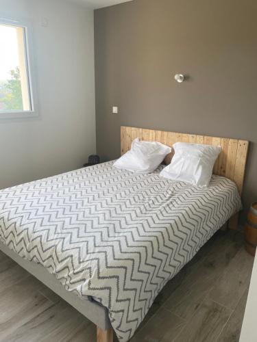 Coulounieix-ChamiersLa Villa des Vergers的卧室内的一张带两个枕头的床