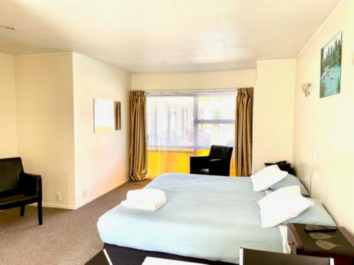 奥克兰杜克米德威酒店的酒店客房设有床和窗户。
