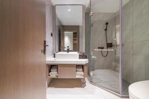 广州翡丽国际酒店的一间带水槽和淋浴的浴室