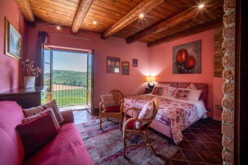 阿尔巴Cascina Baresane的一间卧室配有一张床、一张沙发和一个窗口