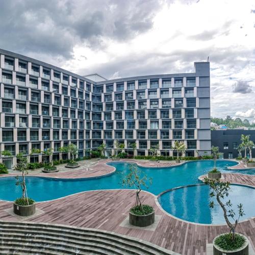 Sepinggang-besarSkylounge Balikpapan by Wika Realty的大型公寓大楼,设有大型游泳池