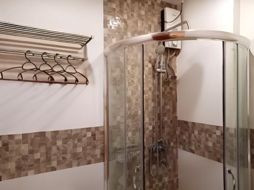 美岸Dy Heritage Suites的带淋浴的浴室(带玻璃淋浴间)