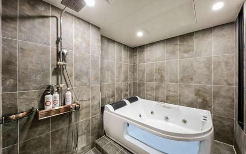 SeosanSeosan Hotel November的设有带浴缸和淋浴的浴室。