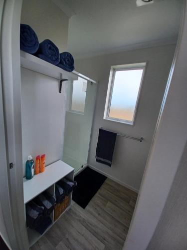 Te KopuruWest Coast Wonder 4 Minutes Drive to Glinks Gully的一间带水槽和窗户的小浴室