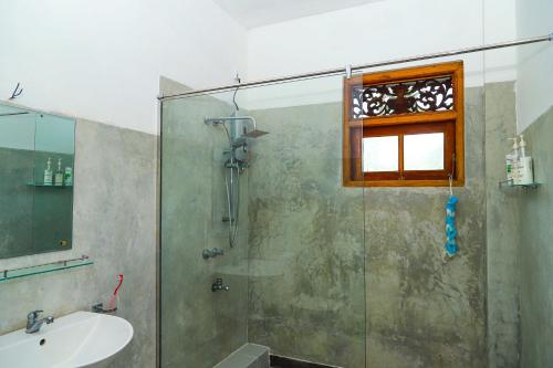 贝鲁沃勒Dil's Place的带淋浴和盥洗盆的浴室