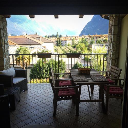 加尔达湖滨Dream of the Lake - Garda Village的阳台的天井配有桌椅