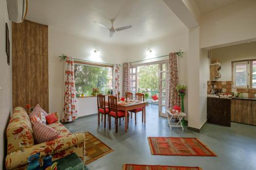 斋浦尔Shree Nikunj - A Luxury Boutique Homestay in Jaipur的一间带桌子的客厅和一间餐厅