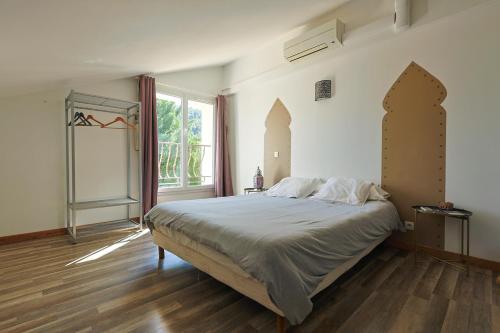 Peyruis莱斯加莱酒店的一间卧室设有一张大床和一个窗户。