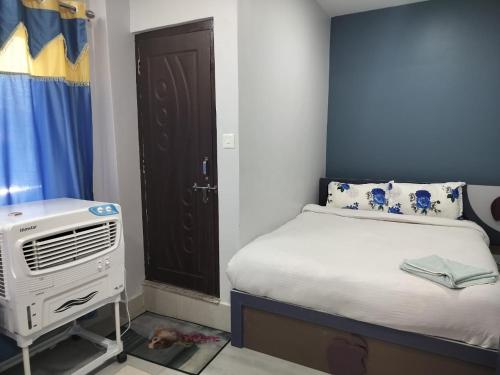 ThimiHotel Homestay Inn的一间小卧室,配有一张床和空调