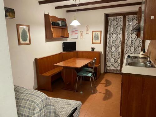 帕苏德尔托纳莱Appartamenti Miriam的厨房配有木桌和水槽。