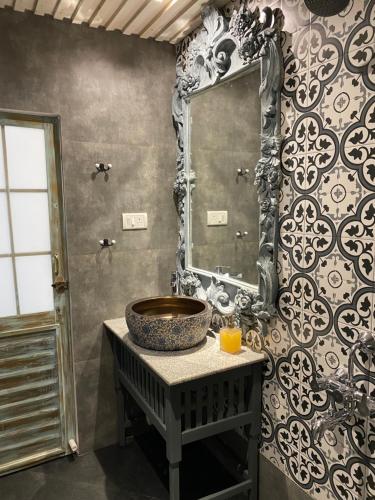 莫尔吉姆S2 Beach Cottages的浴室设有水槽和墙上的镜子