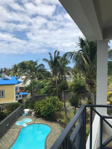 BouchonLa Caz的设有一个游泳池的度假村阳台,享有风景