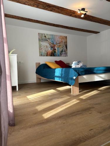 卡佩尔罗德克Villa Waldulm的一间卧室配有一张带蓝色毯子的床