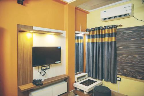 加尔各答Star VIP-Inn Kolkata Airport的客房设有平面电视和窗户。
