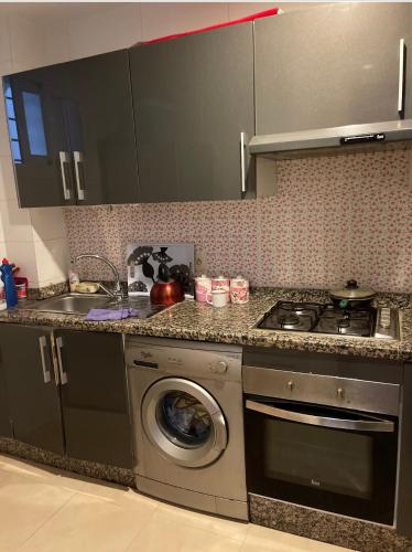 迈尔提勒Ryad martil的厨房配有洗衣机和水槽