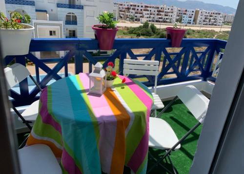 迈尔提勒Ryad martil的阳台上的多彩桌椅
