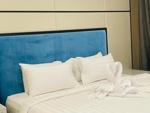 吉隆坡KLCC Suites Platinum 2的白色的床、白色床单和枕头