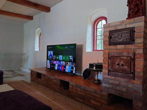马尔默Villa Naffen1的客厅设有壁炉和平面电视